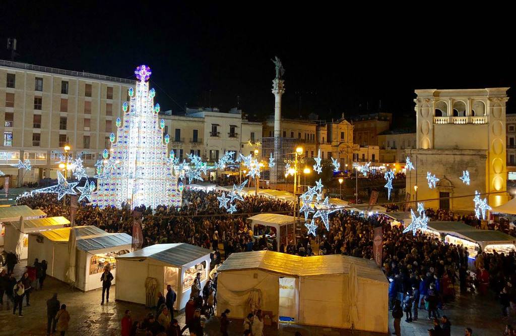 Lecce Natale.Mercatino Natalizio Dell Artigianato Artistico In Piazza S Oronzo Lecce