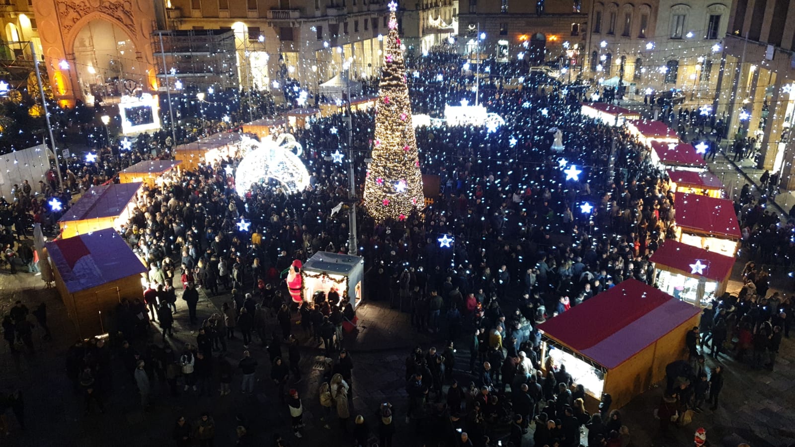 Natale Lecce.Mercatino Natalizio Dell Artigianato Artistico In Piazza S Oronzo Lecce